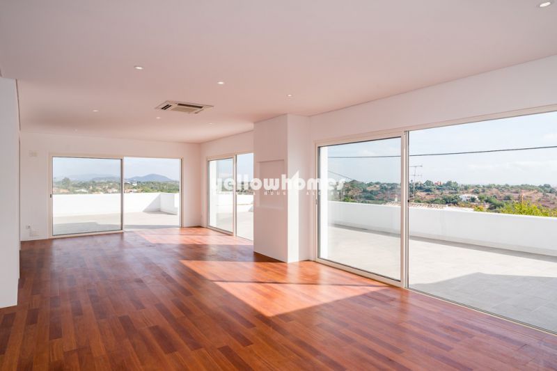 Propriedade clássica-moderna com casa de hóspedes e piscina 